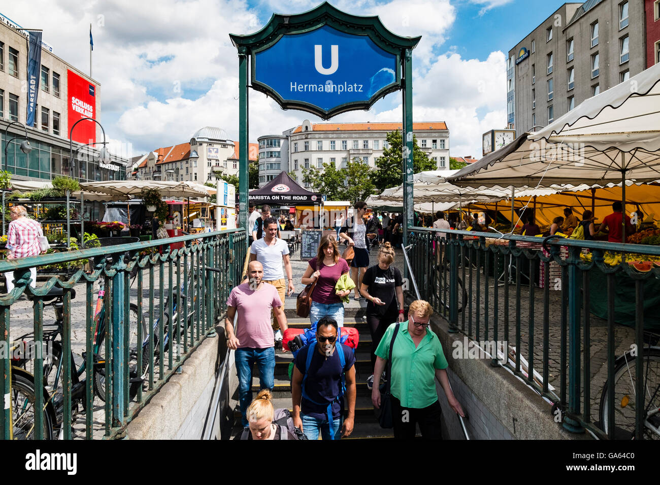 Entrée de la station de métro Hermannplatz à Neukolln en Allemagne à Berlin Banque D'Images