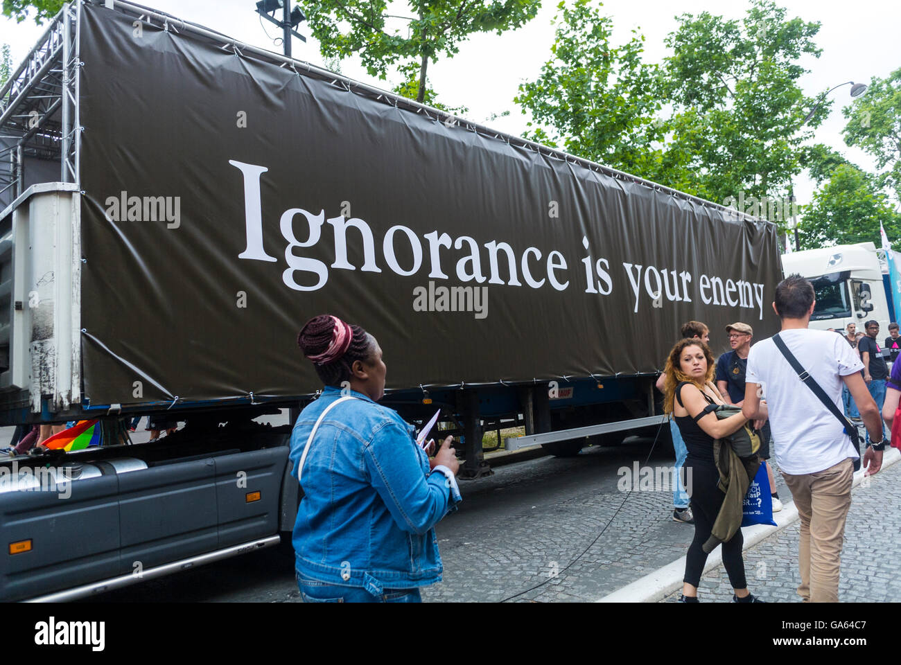 Paris, France, French Gay Pride, activisme LGBT, Act Up Paris Truck with AIDS slogan 'L'ignorance est votre ennemi' affiche du sida, panneau, campagne publicitaire, activisme Queer, campagne vih, épidémie et peste france Banque D'Images