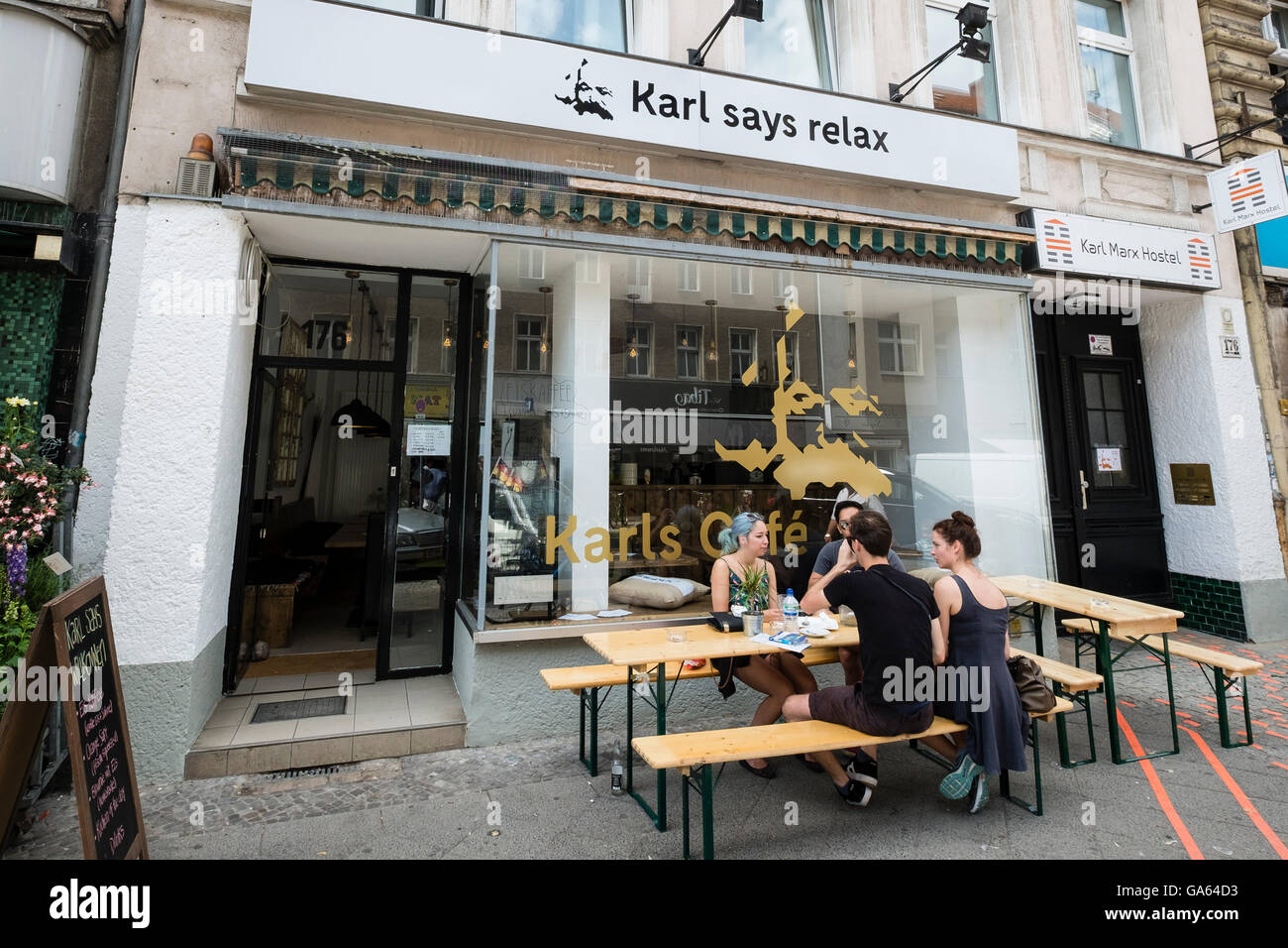 Café moderne appelé Karl's Cafe sur Karl Marx Strasse (rue) dans le district de Neukolln à Berlin Allemagne Banque D'Images