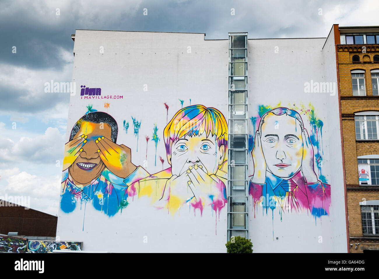 Street art moderne doté d''murale Barack Obama, Angela Merkel et Vladimir Poutine a peint sur la construction à kreuzberg Berlin Allemagne Banque D'Images