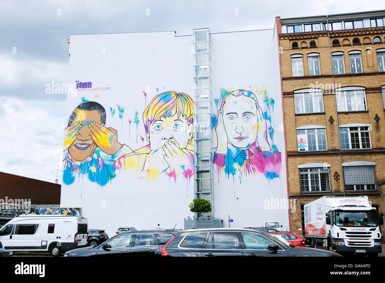 Street art moderne doté d''murale Barack Obama, Angela Merkel et Vladimir Poutine a peint sur la construction à kreuzberg Berlin Allemagne Banque D'Images
