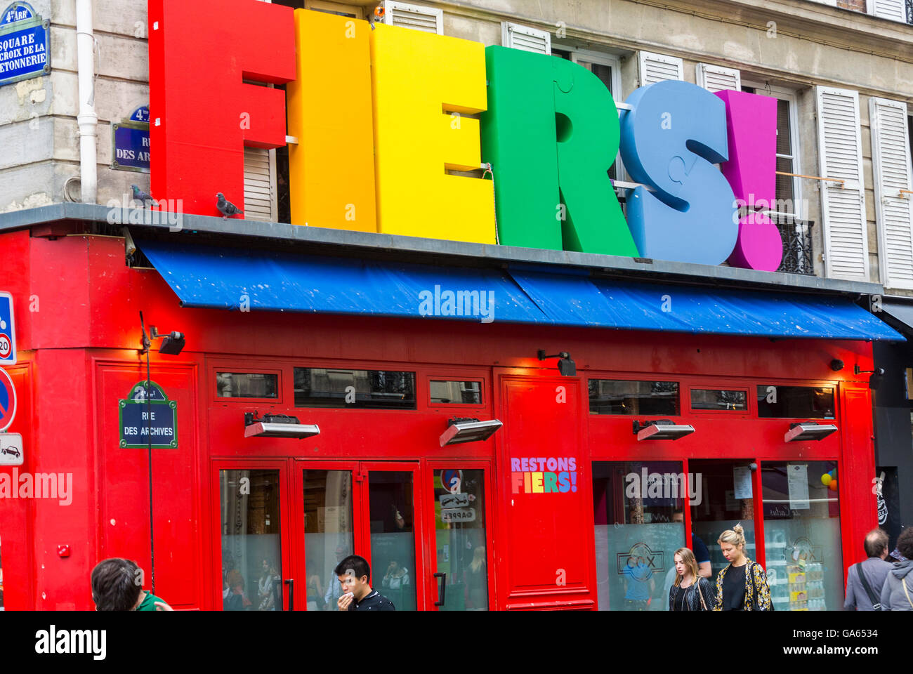 Paris, France, Street Scenes, dans le quartier gay du Marais, Paris gay Bar, Store Front, 'The Cox' avec Pride Sign, arc-en-ciel et fierté Banque D'Images