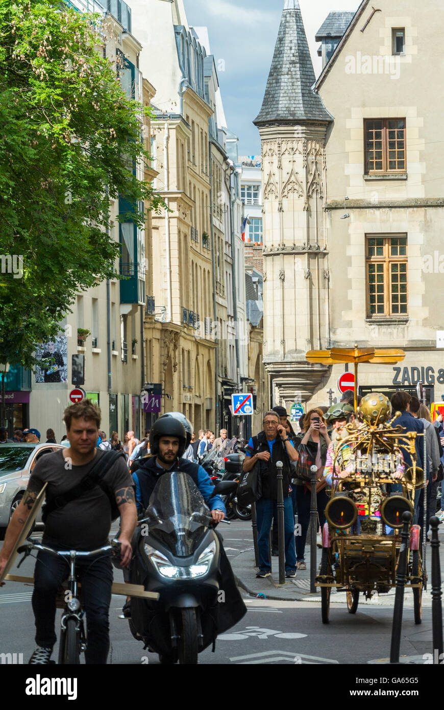 Paris, France, foule, scènes de rue animées, dans le quartier du Marais,  Homme excentrique en costume vélo insolite Photo Stock - Alamy