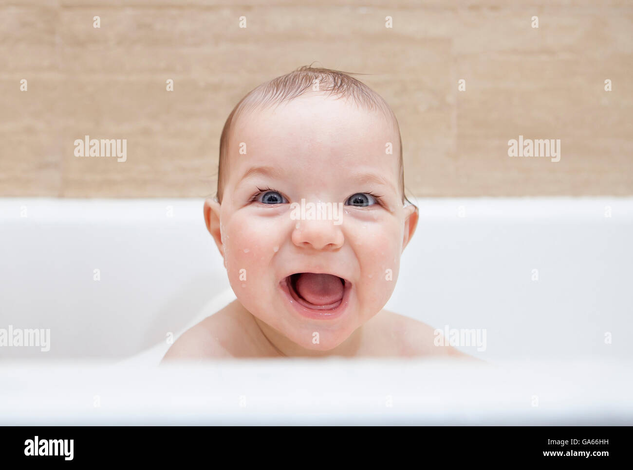 9 mois bébé garçon ayant l'amusement dans la baignoire Banque D'Images