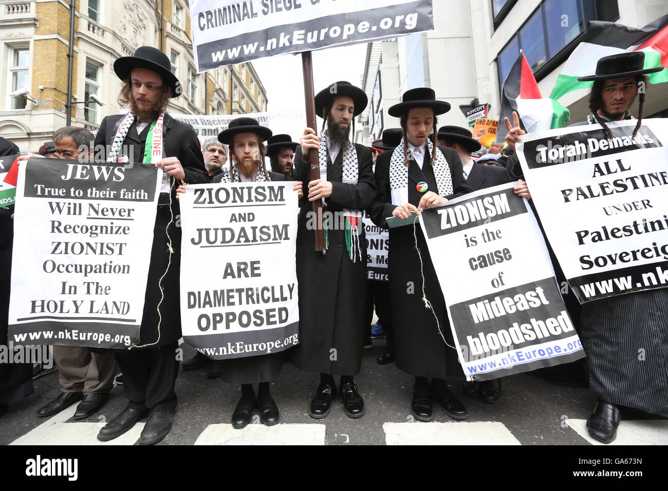 Partisans Pro-Palestinian prendre part à un rassemblement dans le centre de Londres, pour commémorer la Journée Al Qods, une journée qui a été marquée dans le monde depuis qu'il a inauguré en 1979 par l'Ayatollah Khomeiny qui a demandé que l'vendredi dernier dans le mois sacré du Ramadan islamique d'être mis de côté comme un jour d'unir contre Israël et montrant le soutien pour les Palestiniens. Banque D'Images