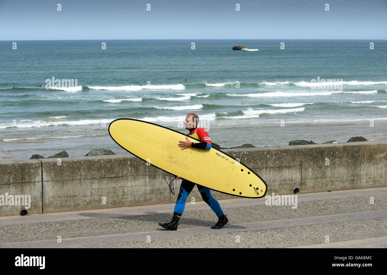 Surfeur homme avec planche de surf Biarritz France Banque D'Images