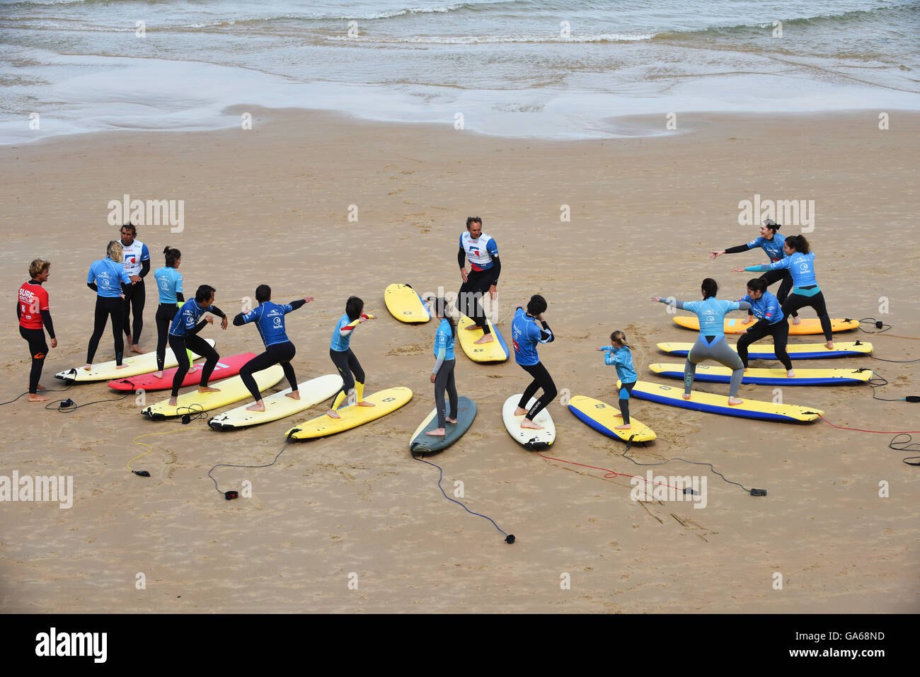 L'école de surf surf leçon avec planche de surf Biarritz France Banque D'Images