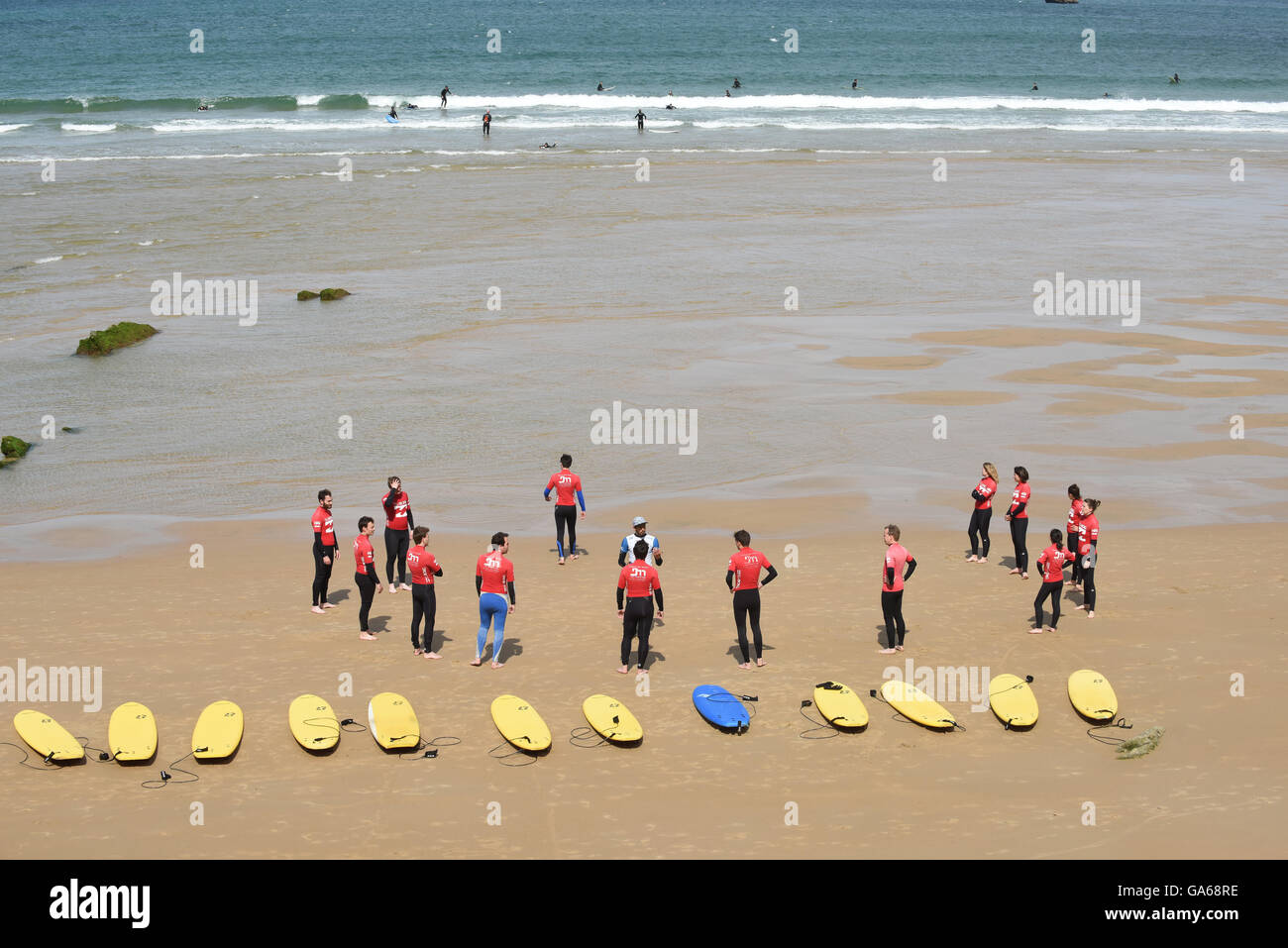 L'école de surf surf leçon avec planche de surf Biarritz France Banque D'Images