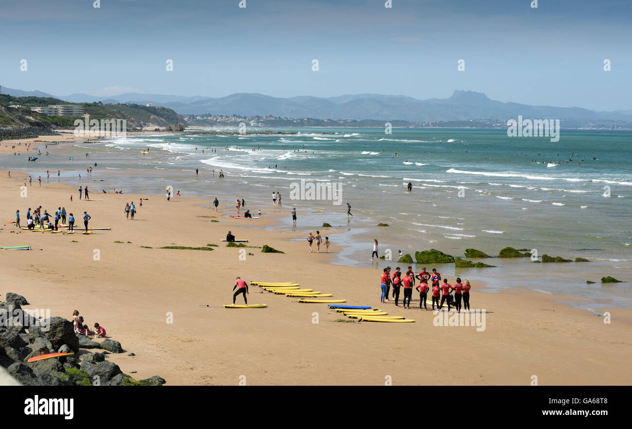 L'école de surf surf leçon avec planche de surf Biarritz France Banque D'Images