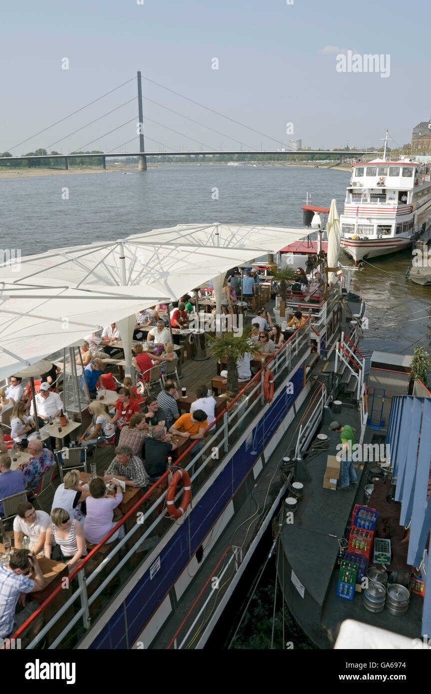 Les hôtes en gastronomie navire 'Allegro' Kasematten au sur la promenade du Rhin, Düsseldorf, Rhénanie du Nord-Westphalie Banque D'Images