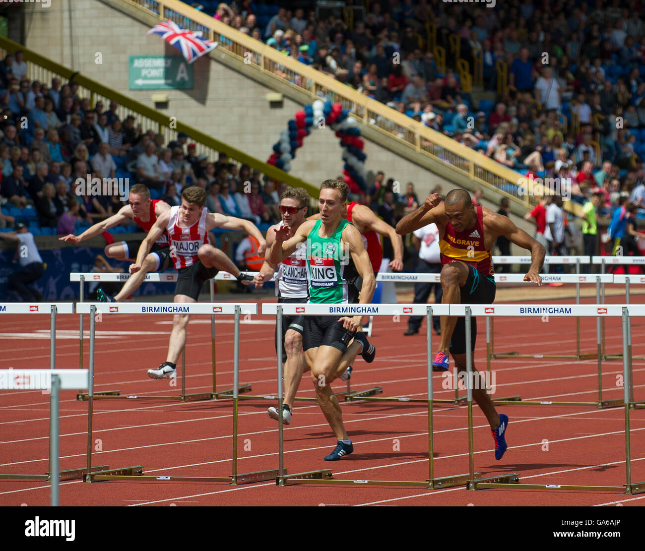 25 juin 2016 à Birmingham, David King (L)   William Sharman (R) en compétition dans l'épreuve du 110 m haies lors de la troisième journée de l'IRB Banque D'Images
