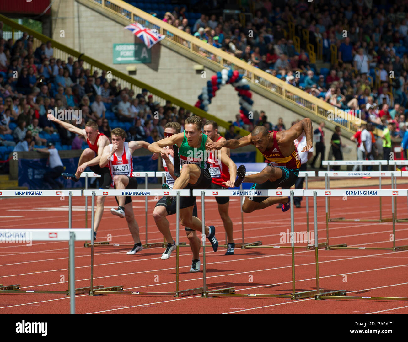 25 juin 2016 à Birmingham, David King (L)   William Sharman (R) en compétition dans l'épreuve du 110 m haies lors de la troisième journée de la Brit Banque D'Images