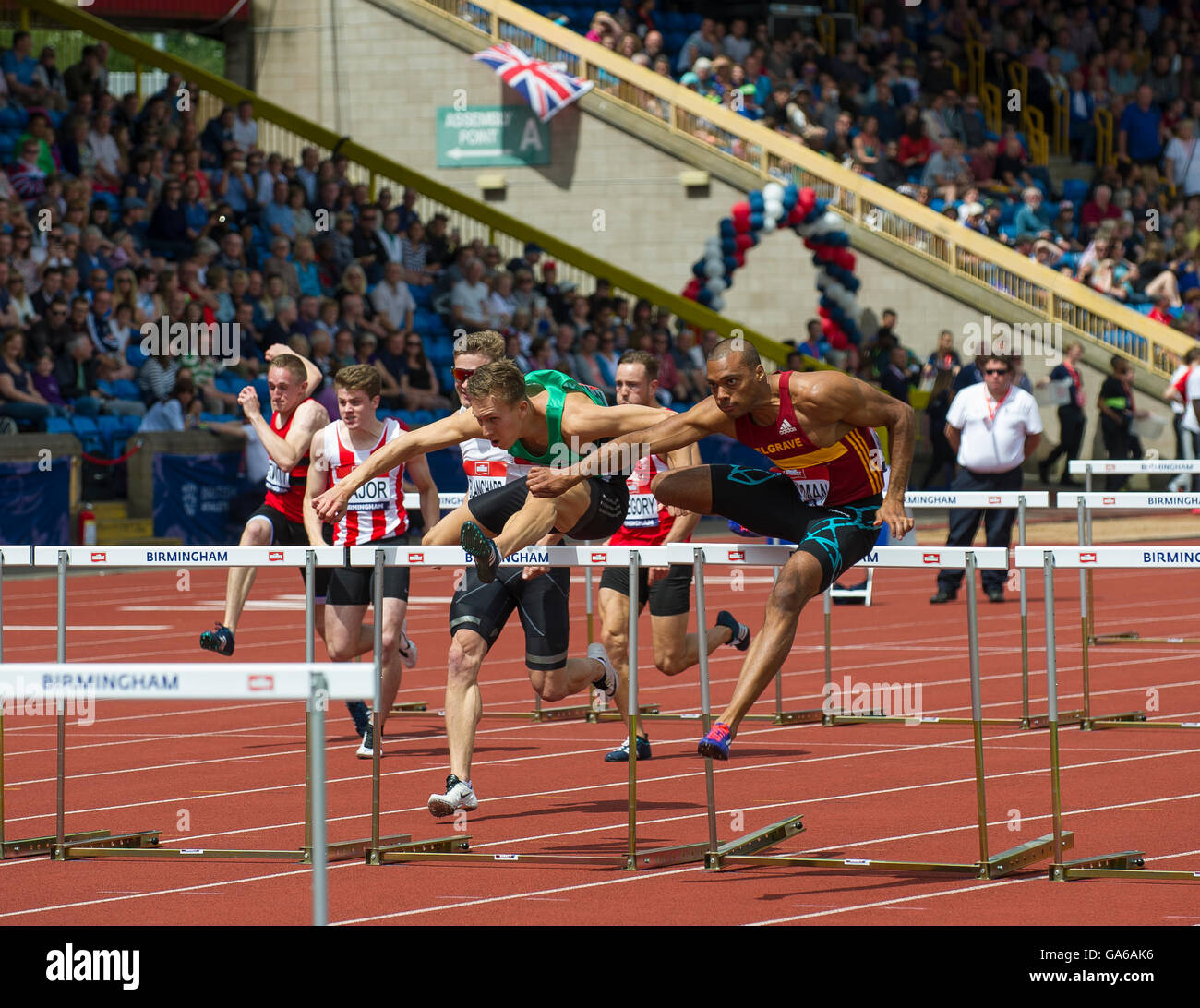 25 juin 2016 à Birmingham, David King (L)   William Sharman (R) en compétition dans l'épreuve du 110 m haies lors de la troisième journée de la Brit Banque D'Images