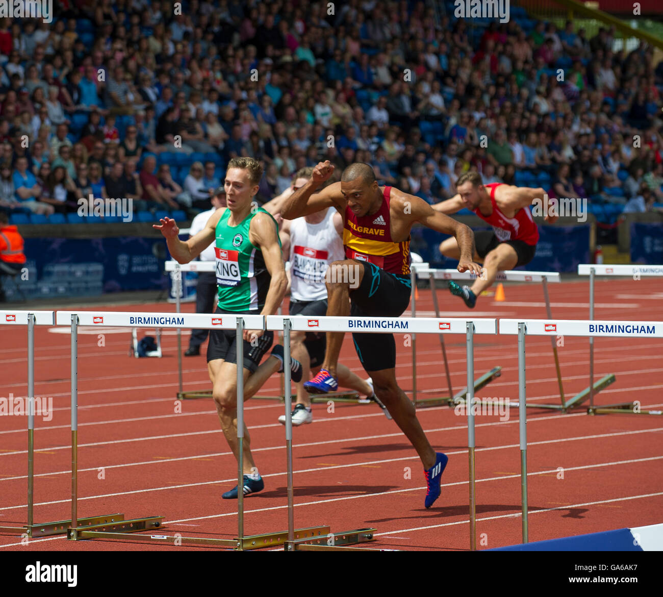 25 juin 2016 à Birmingham, David King (L)   William Sharman (R) en compétition dans l'épreuve du 110 m haies lors de la troisième journée de la Brit Banque D'Images