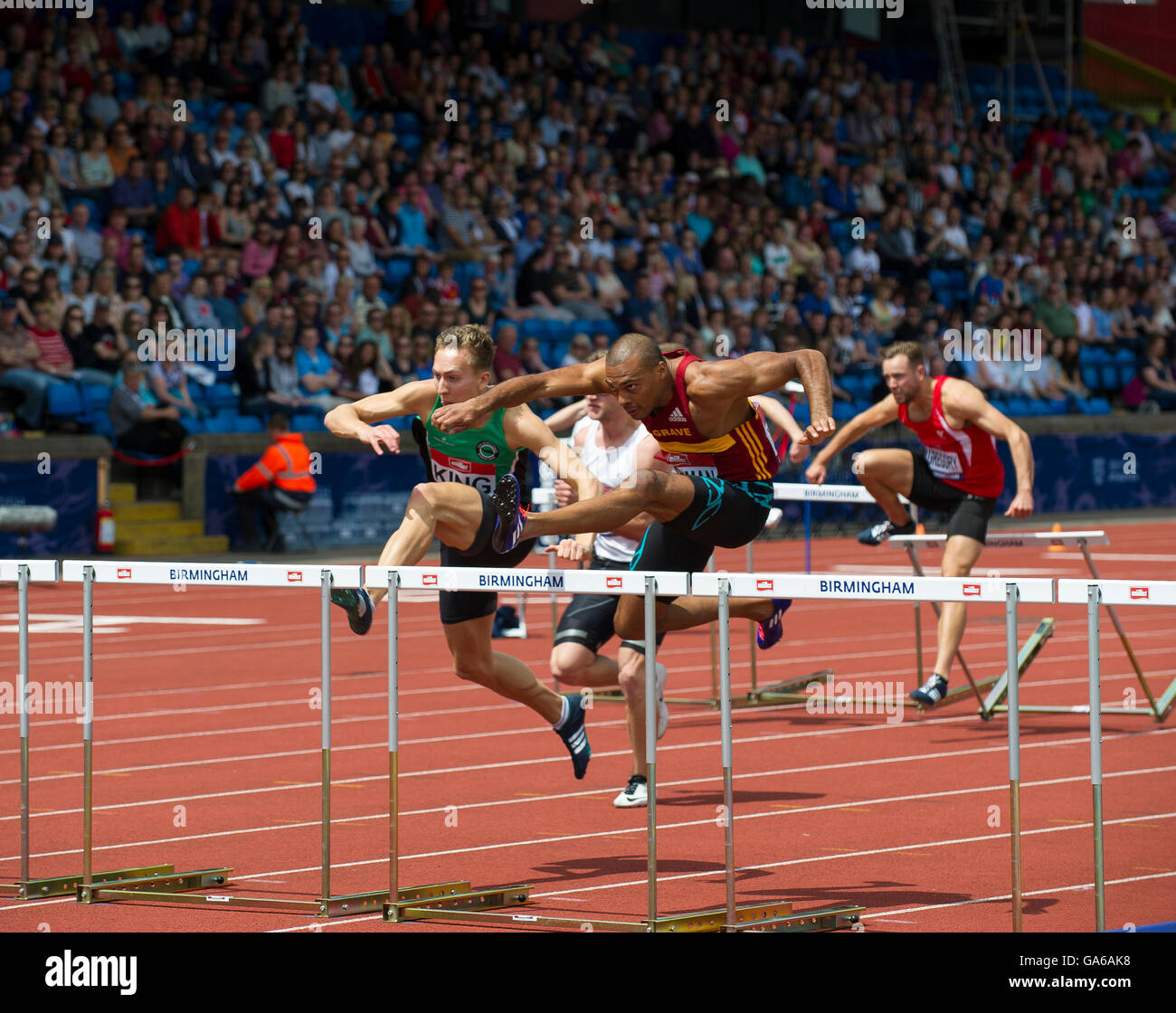 25 juin 2016 à Birmingham, David King (L)   William Sharman (R) en compétition dans l'épreuve du 110 m haies lors de la troisième journée de la Brit Banque D'Images