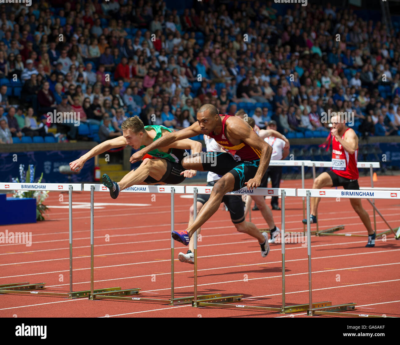 25 juin 2016 à Birmingham, David King (L)   William Sharman (R) en compétition dans l'épreuve du 110 m haies lors de la troisième journée de la Brit Banque D'Images