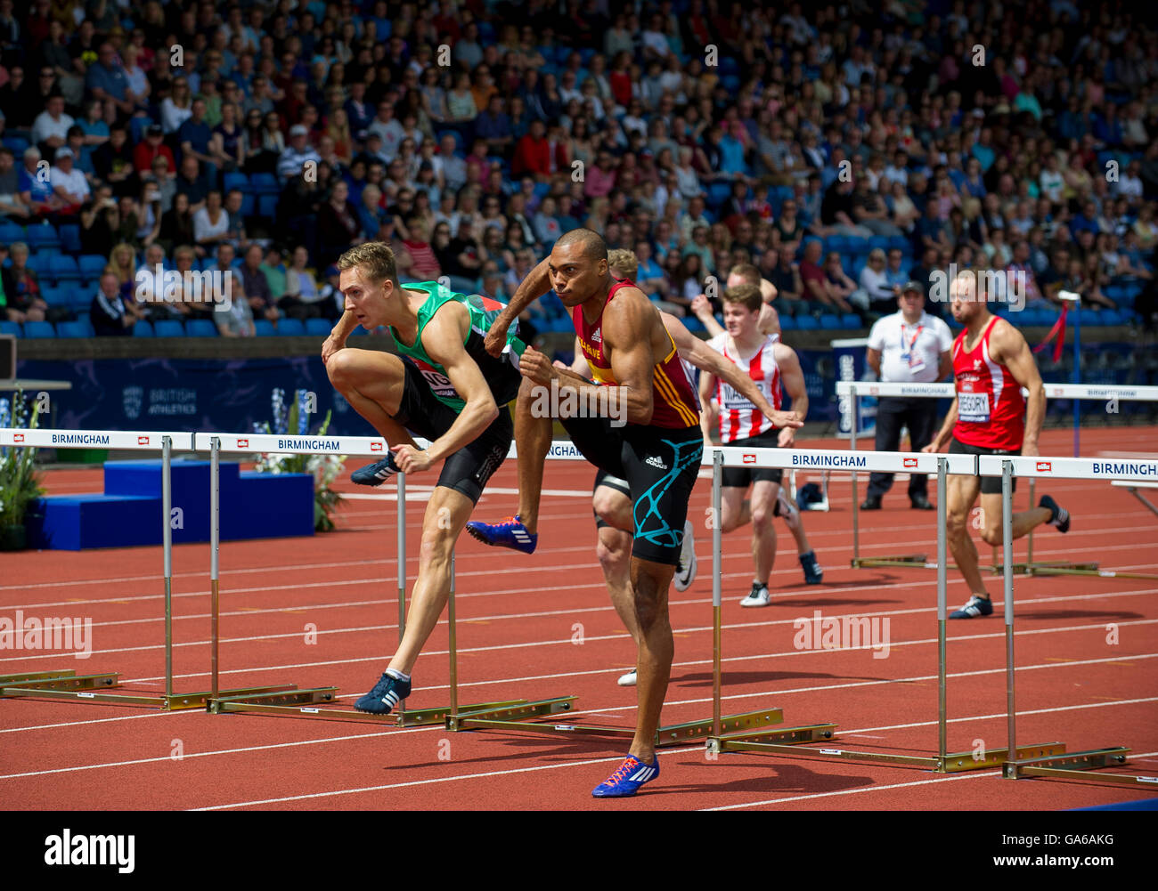 25 juin 2016 à Birmingham, David King (L)   William Sharman (R) en compétition dans l'épreuve du 110 m haies lors de la troisième journée de la Brit Banque D'Images