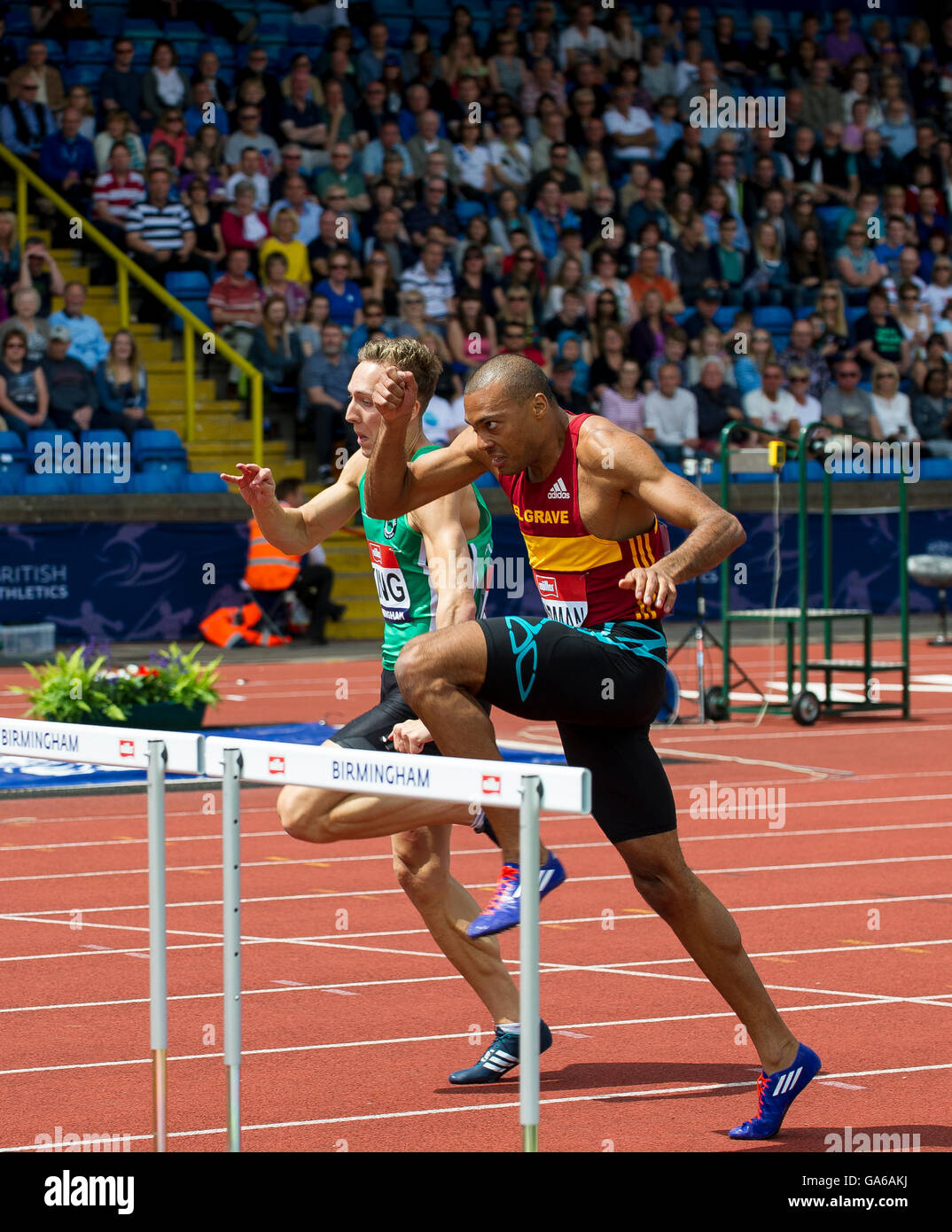 25 juin 2016 à Birmingham, David King (L)   William Sharman (R) en compétition dans l'épreuve du 110 m haies lors de la troisième journée de la Brit Banque D'Images