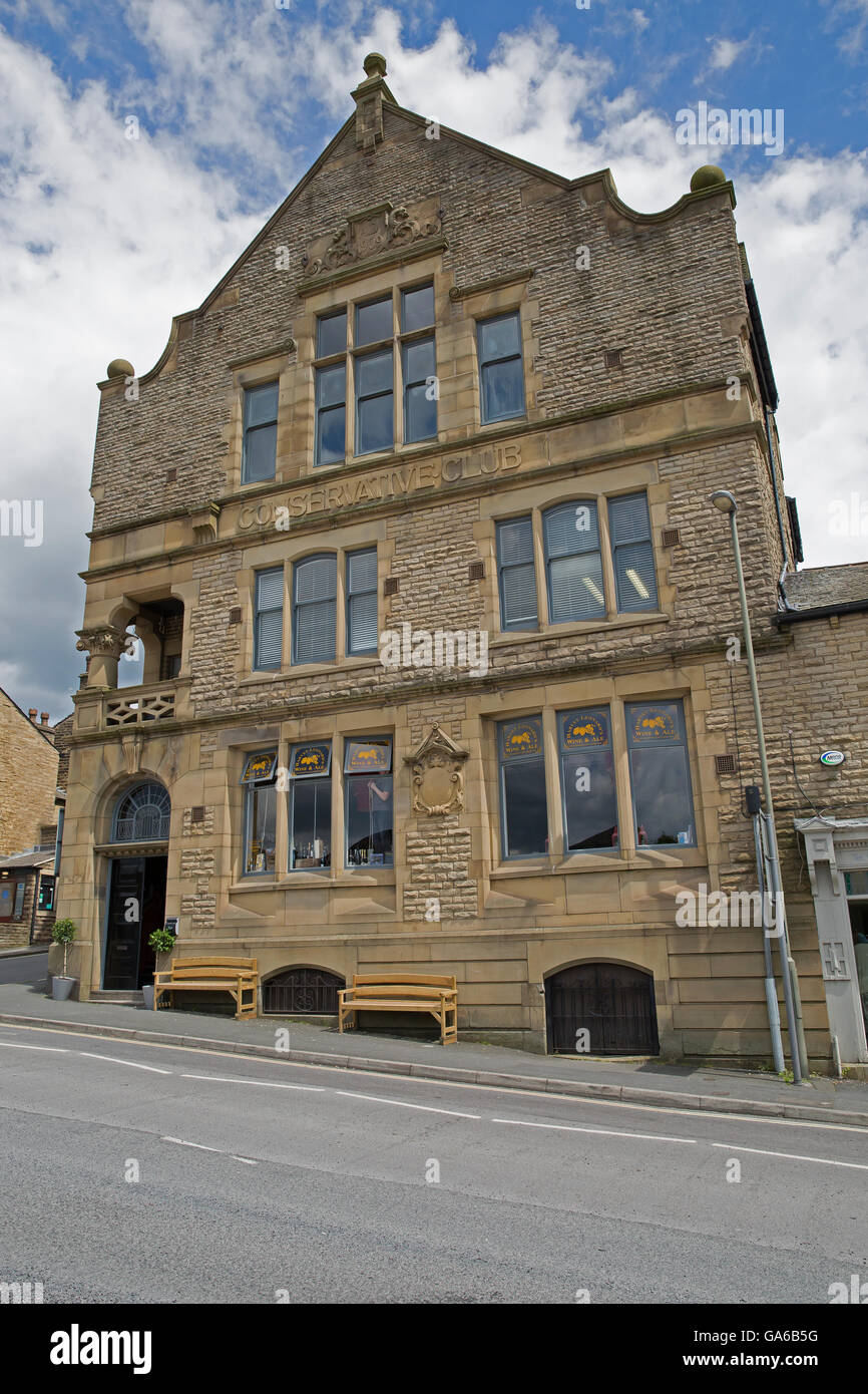 Restaurant/bar construit sur une colline en face de la gare de High Peak Banque D'Images