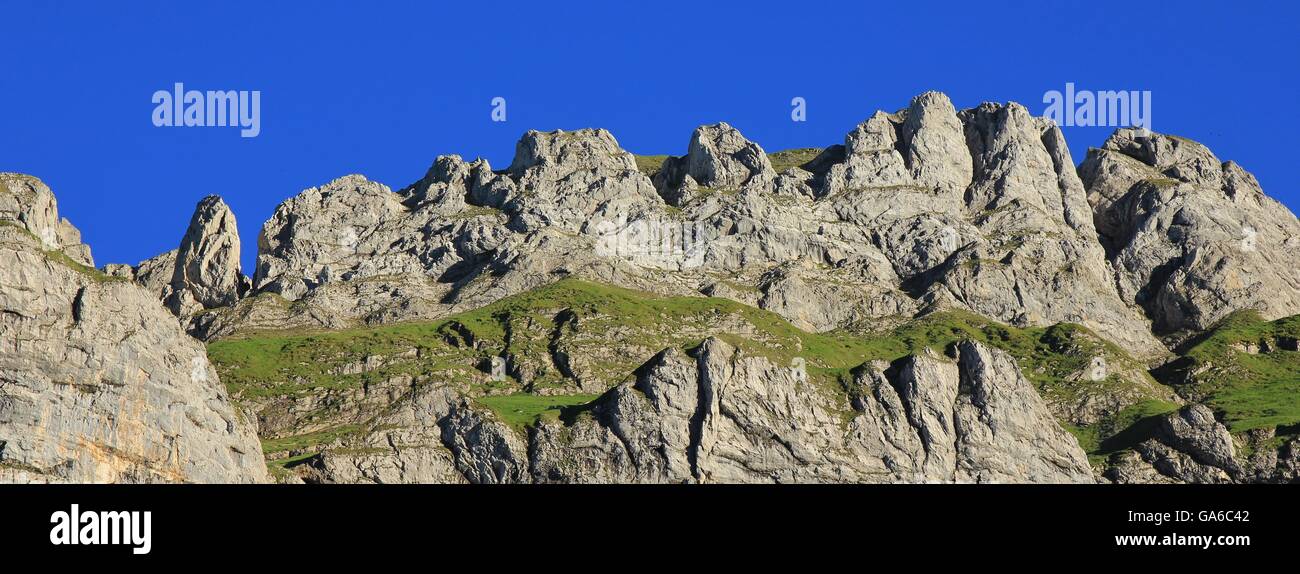 Vue depuis le sentier de randonnée vers le lac Seealpsee, Suisse. Roches stratifiées. Banque D'Images