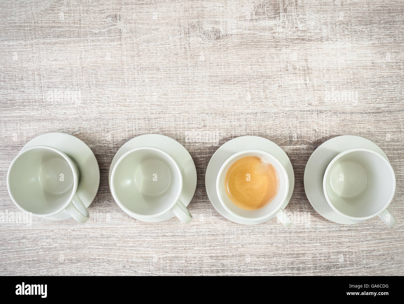 Les tasses de café sur la table, vue du dessus. Banque D'Images