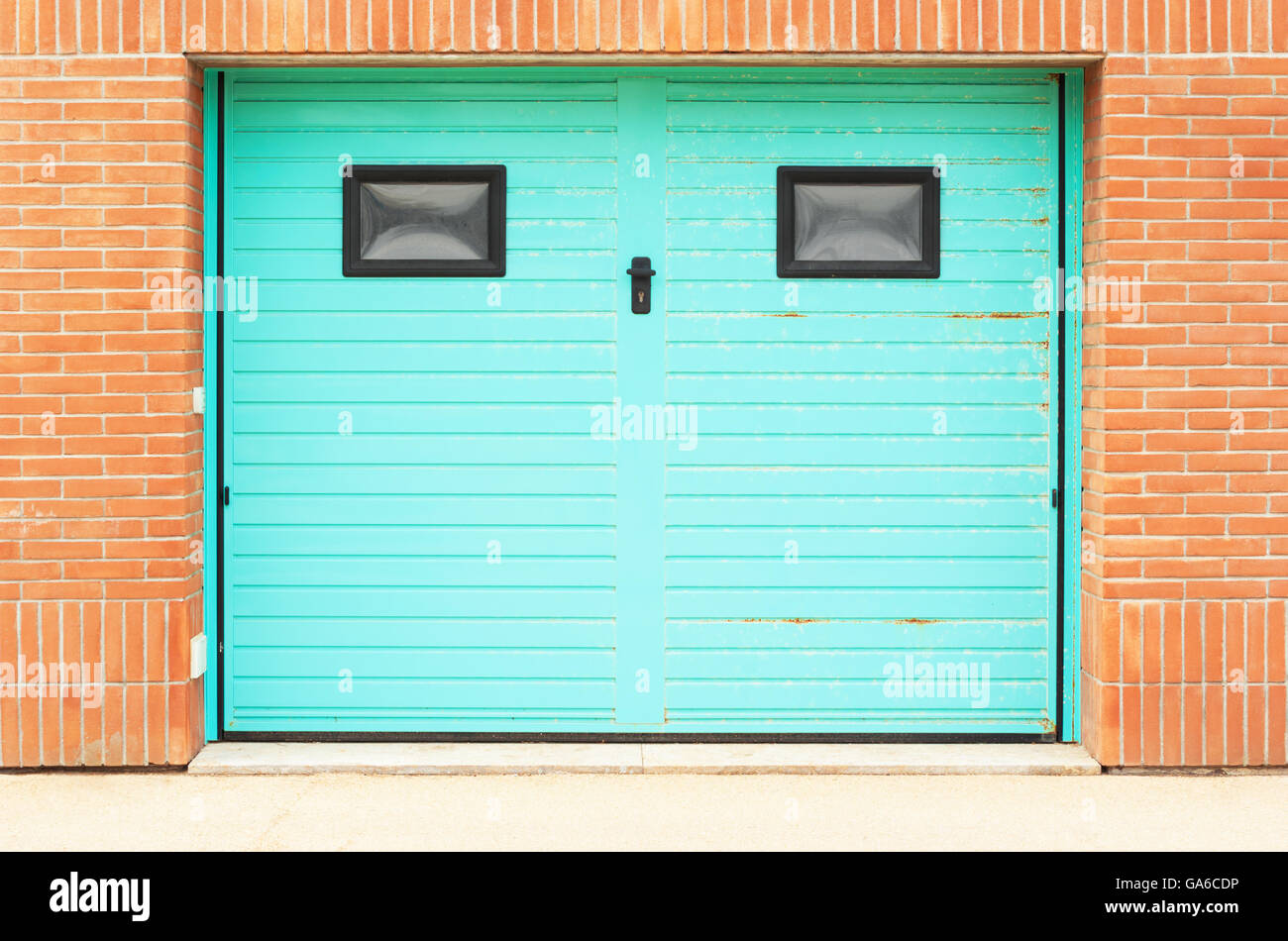 Vieille porte de garage. Banque D'Images