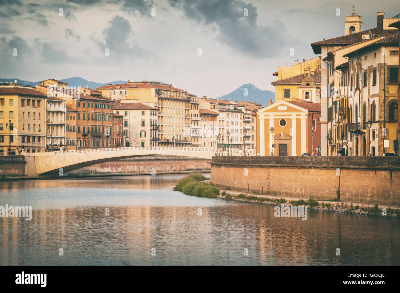 La rivière Arno à Pise, Italie. Banque D'Images