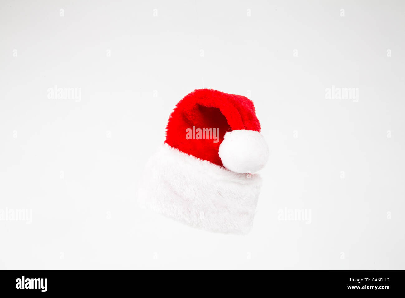 Un rouge et blanc santa claus hat sur fond blanc Banque D'Images