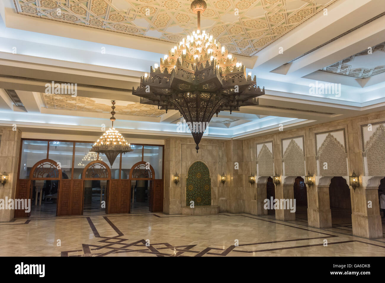 Belle salle intérieure de la mosquée HASSAN 2 Banque D'Images