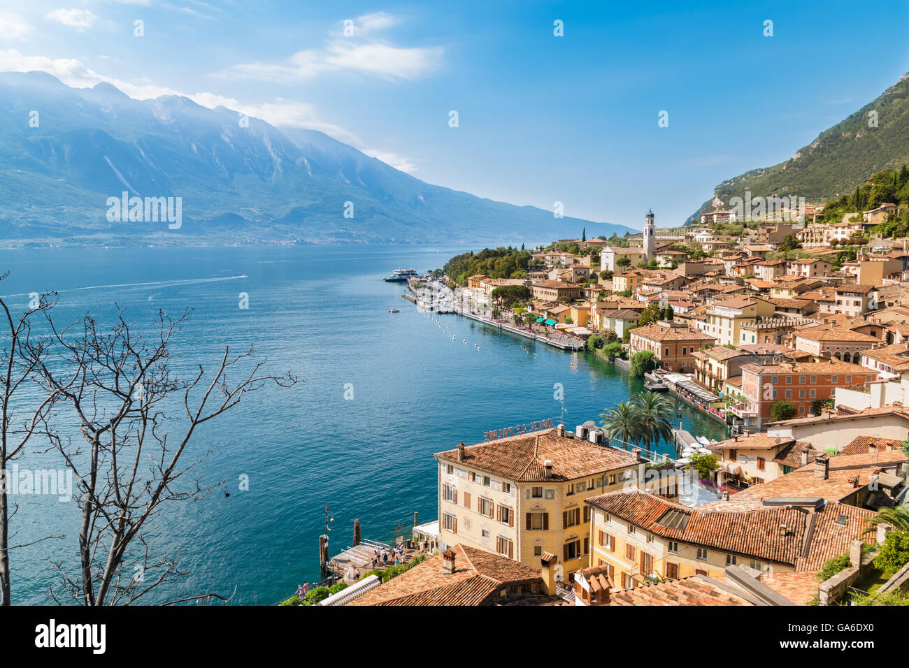 Panorama de Limone sul Garda, une petite ville sur le lac de Garde, Italie. Banque D'Images