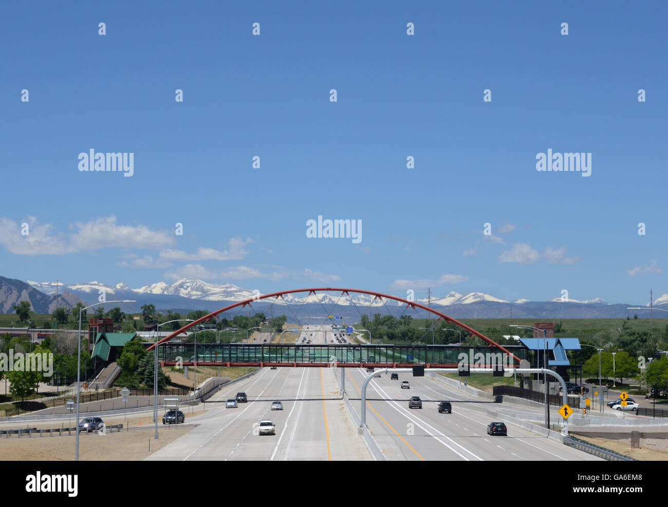 U.S. 36 voies express a été achevée en 2016. La vue ici est vers Boulder CO sur une journée ensoleillée. Ciel bleu. Passerelle pour piétons. Banque D'Images