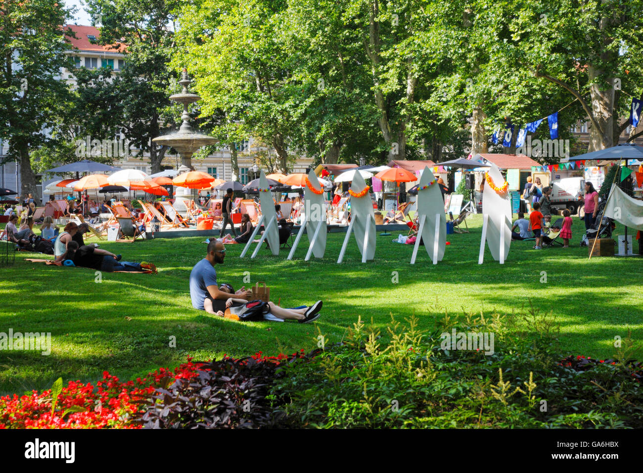 Les touristes profiter de l'été dans le parc Zrinjevac à Zagreb Banque D'Images