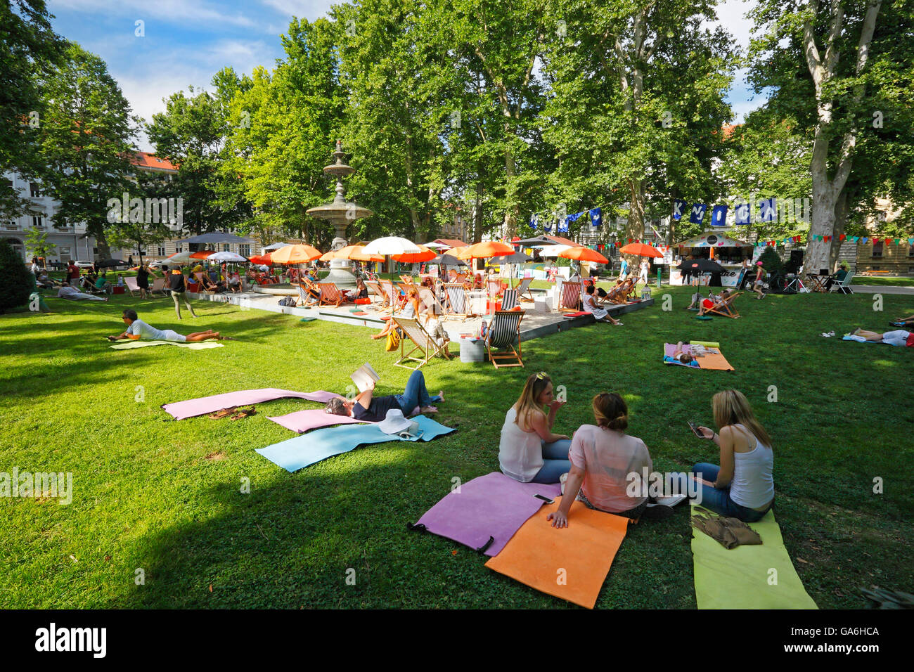 Les touristes profiter de l'été dans le parc Zrinjevac à Zagreb Banque D'Images