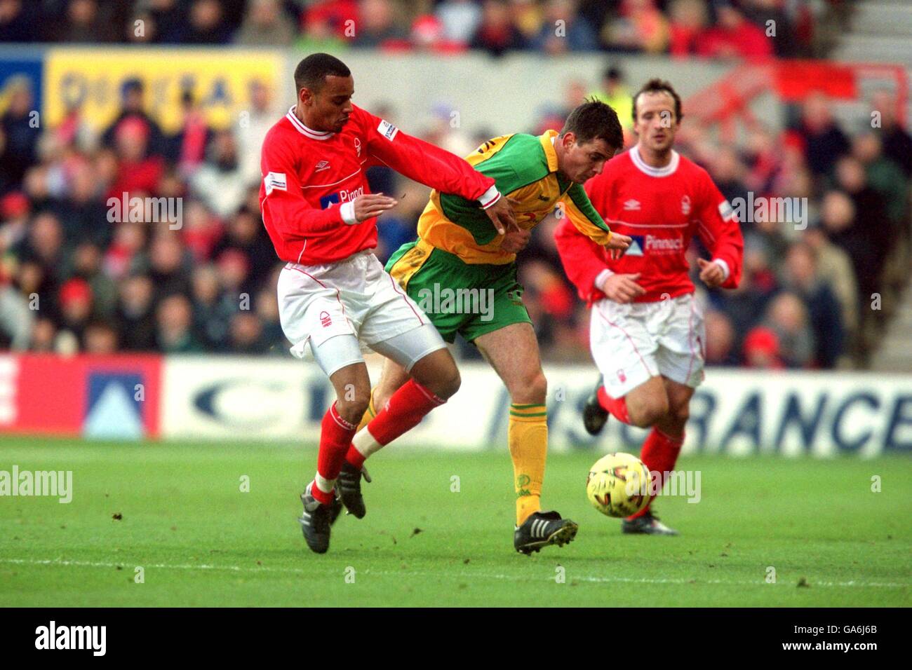 Matthieu Louis-Jean de Nottingham Forest lutte avec Chris Llewellyn de Norwich Banque D'Images