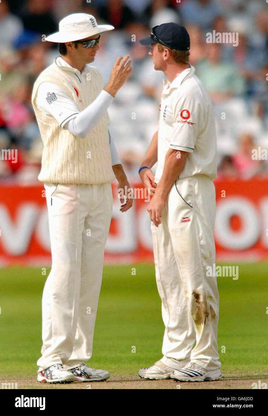 Michael Vaughan (à gauche), en Angleterre, parle avec Paul Collingwood lors du deuxième match de npower Test à Trent Bridge, Nottingham. Banque D'Images