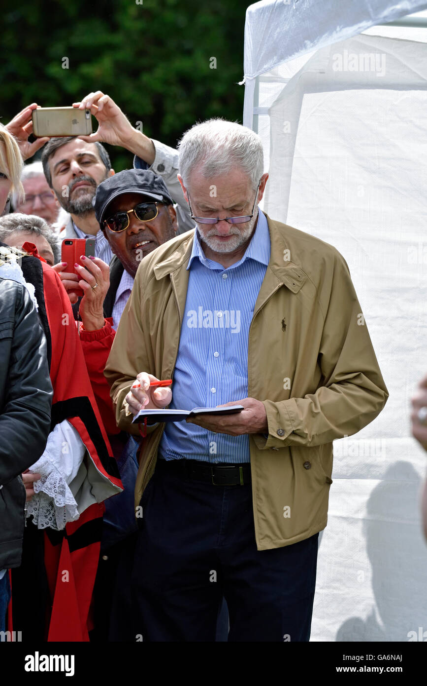 Jeremy Corbyn prendre des notes à l'- dire non au crime haineux, rallye Champs Highbury, Département du Nord-Ouest Angleterre Grande-bretagne UK Banque D'Images
