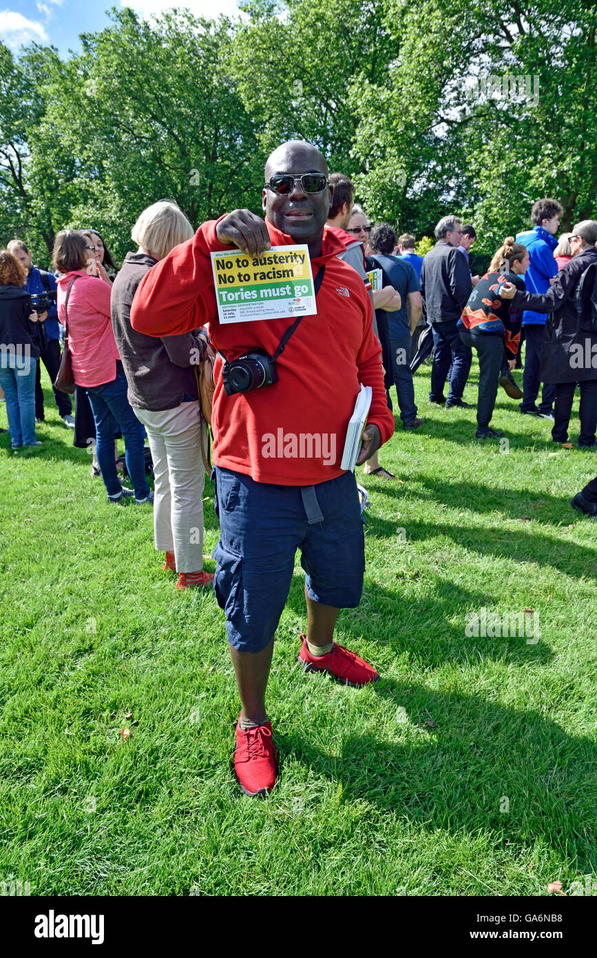 Homme tenant à la notice - dire non au crime haineux - Rallye sur les champs de Highbury, Département du Nord-Ouest Angleterre Grande-bretagne UK Banque D'Images