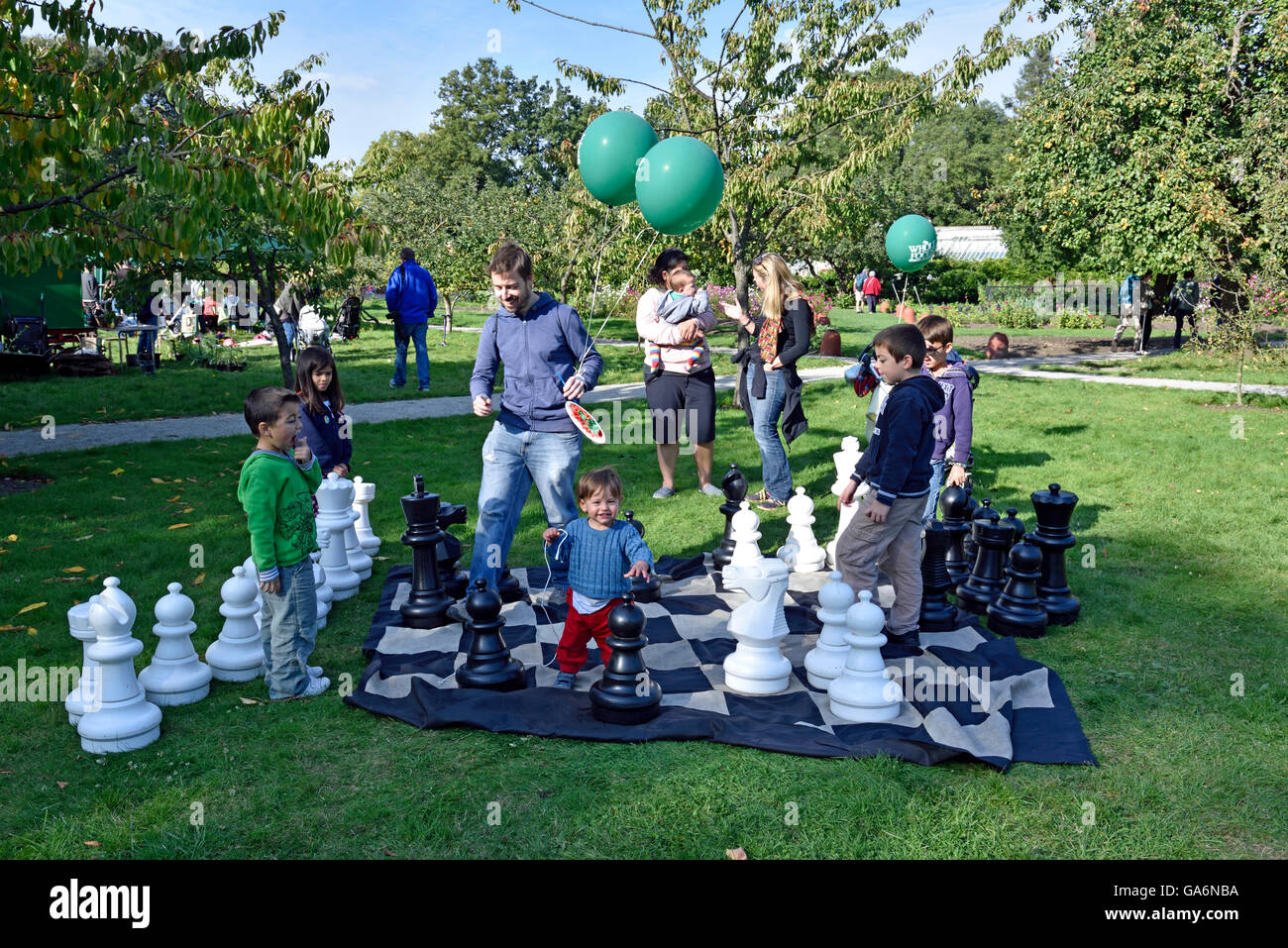 D'échecs en plein air pour les enfants dans le parc de Fulham Palace, London England Angleterre UK Banque D'Images