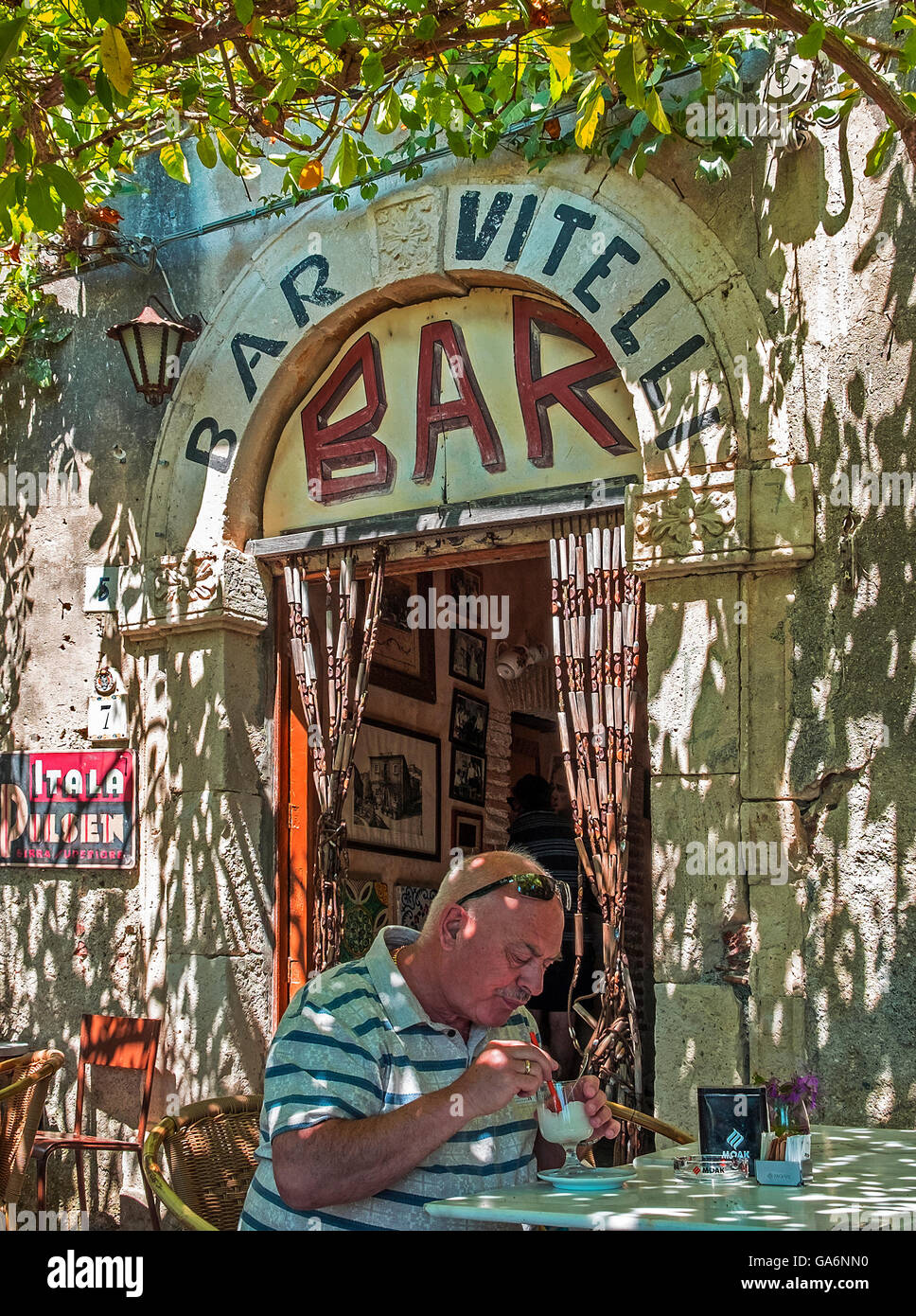 Bar Vitelli dans le village médiéval de Savoca, Sicile, le bar a été utilisé dans le tournage du film le Parrain. Banque D'Images