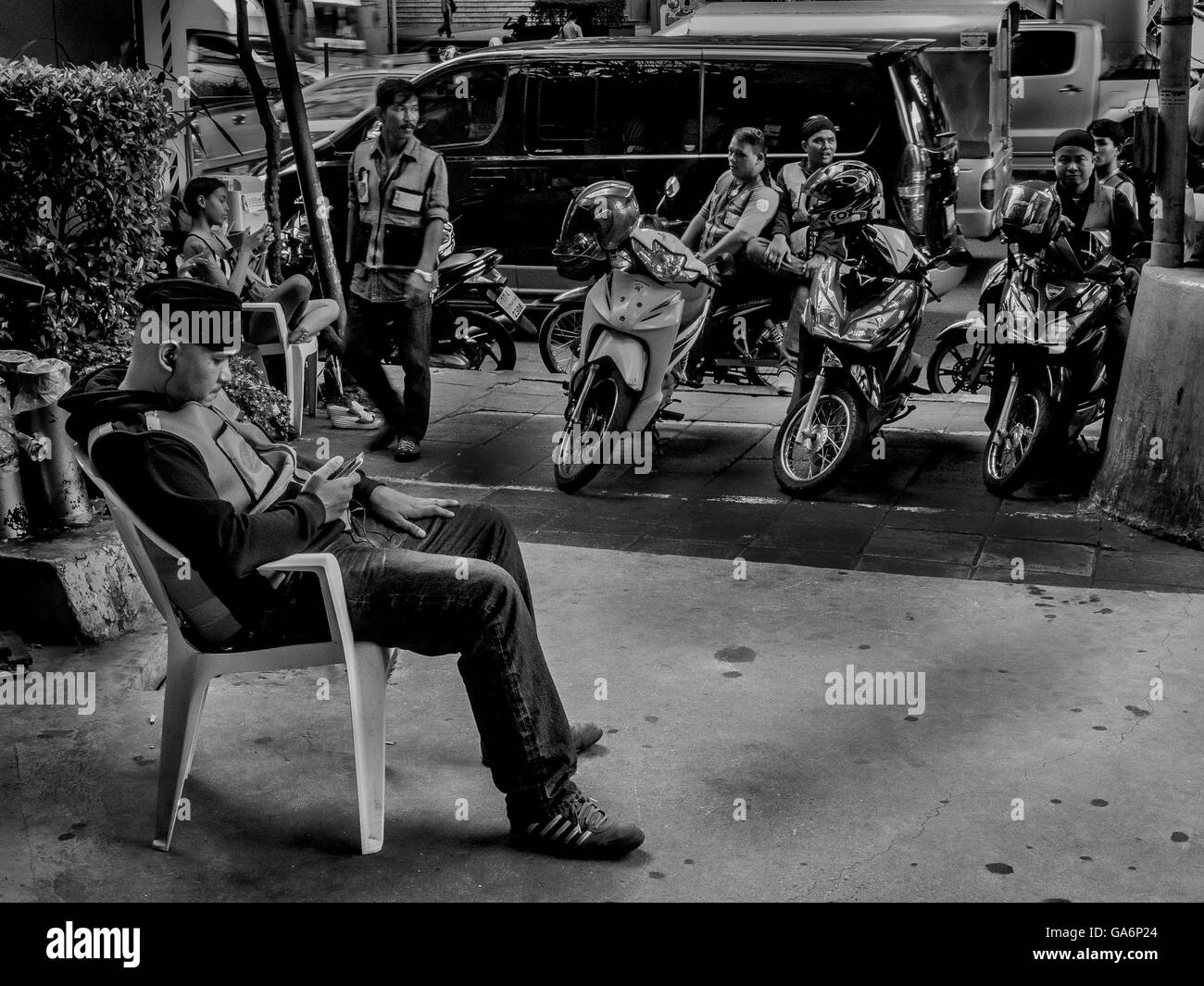 Moto taxi foires d'attente riders Bangkok Thaïlande Banque D'Images