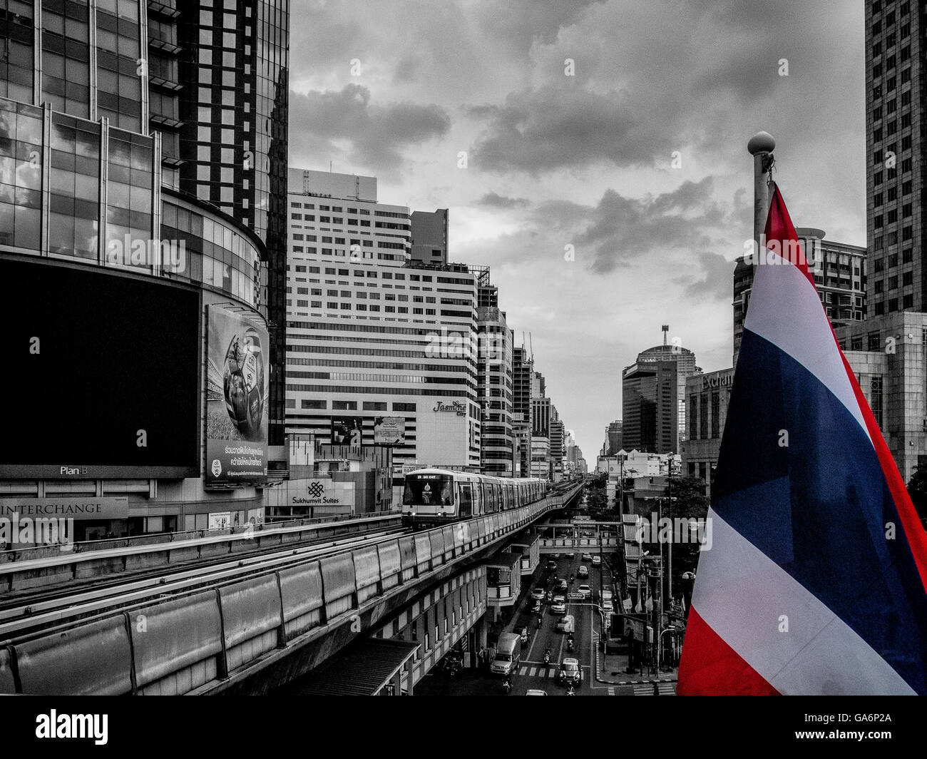 Passage train arrivant avec drapeau Thaïlande Bangkok Thaïlande Banque D'Images