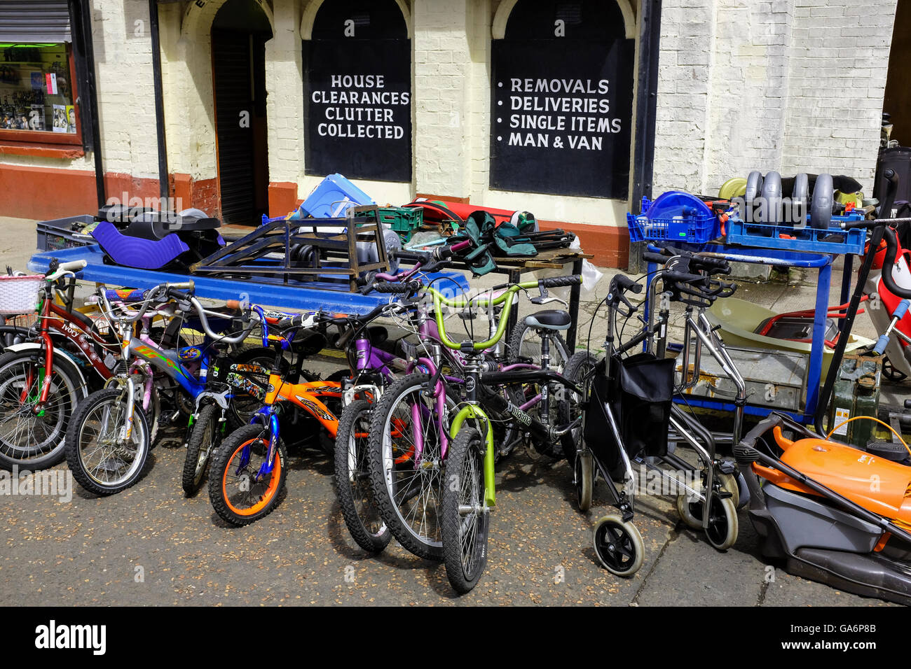 Bicyclettes, bric-à-brac et d'usage domestique général des marchandises pour la vente à l'extérieur d'un magasin de vente d'autres marchandises non désirées et d'ordure, Glasgow, Scotla Banque D'Images