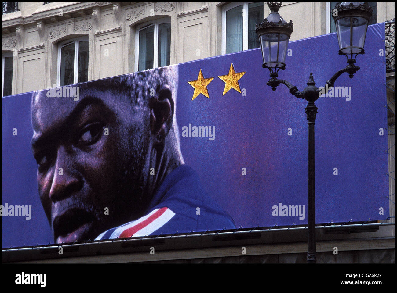 Le visage du joueur de football français Djibril Cissé est vu sur Adidas annonce dans Paris, France, juin 2002. Banque D'Images