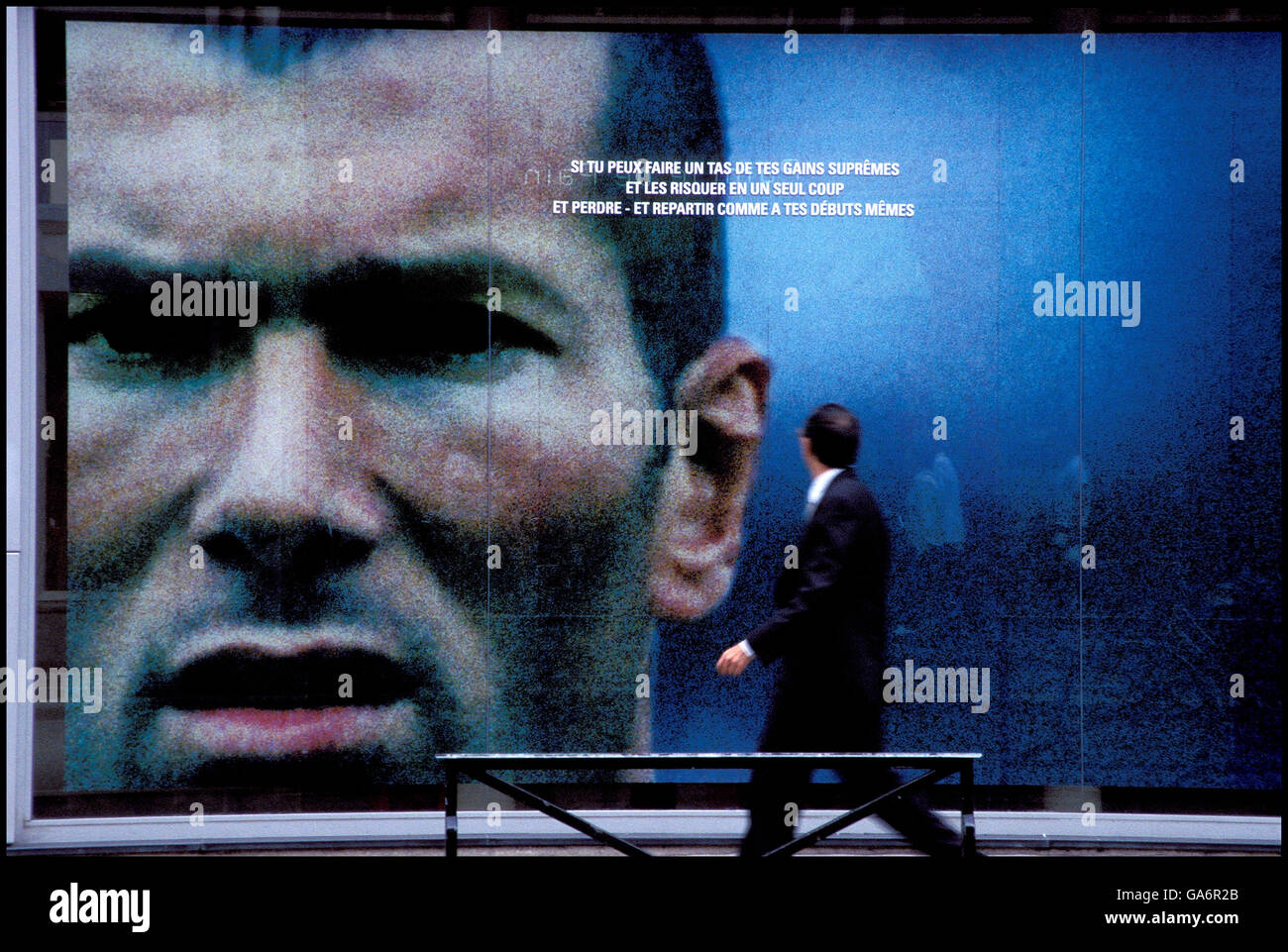 L'homme marche dernières adidas publicité mettant en vedette le joueur de soccer Français Zinedine Zidane et les conduites de Rudyard Kipling's Si poème, Paris, France, juin 2002 Banque D'Images