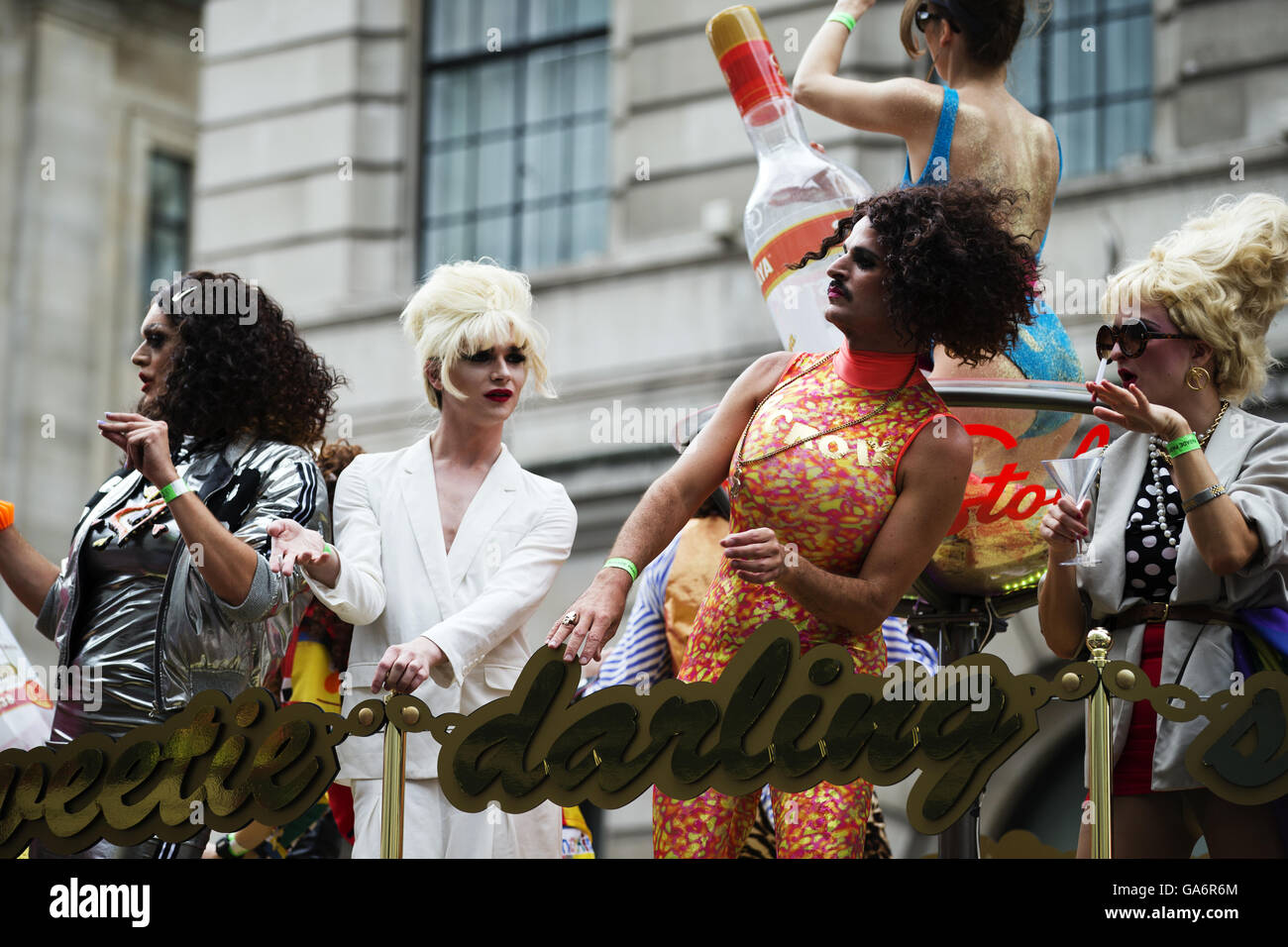 Les participants à la Gay Pride London procession à Portland Place, London W1, England, UK Banque D'Images