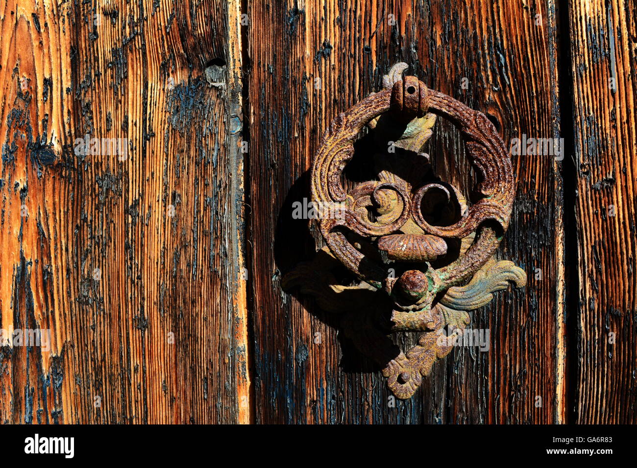 Vieille porte en bois patiné et fer rouillé avec knocker Banque D'Images
