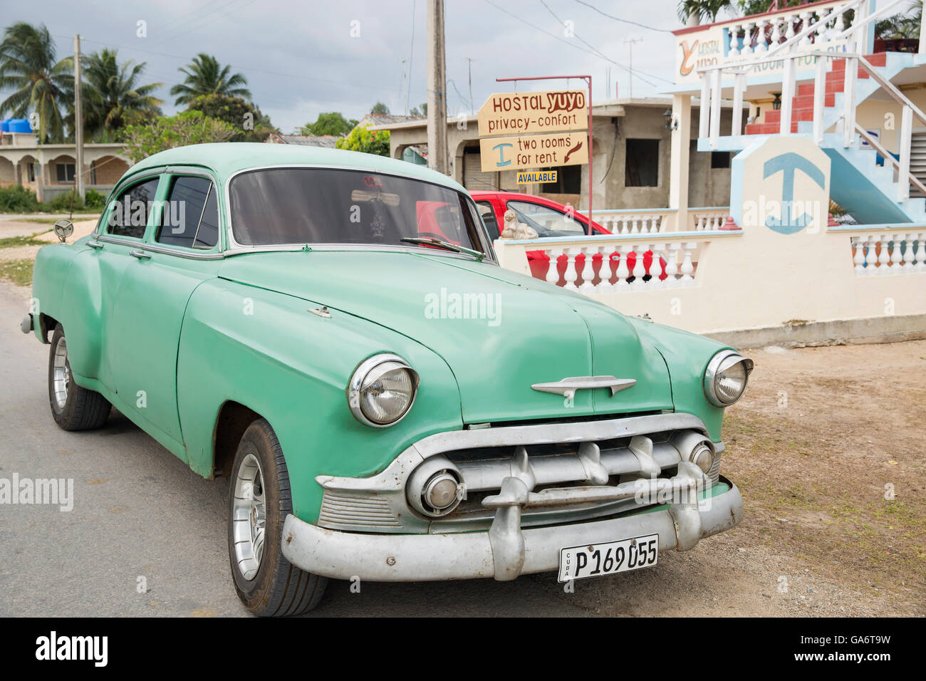 Taxi Chevy Vintage garée dehors une auberge familiale avec des chambres à louer pour les touristes à Playa Larga, Cuba. Banque D'Images