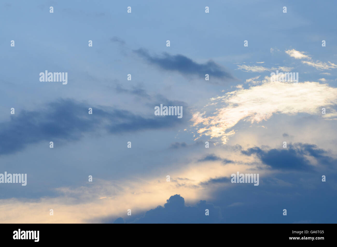 Matin ciel avec nuages bleus Banque D'Images