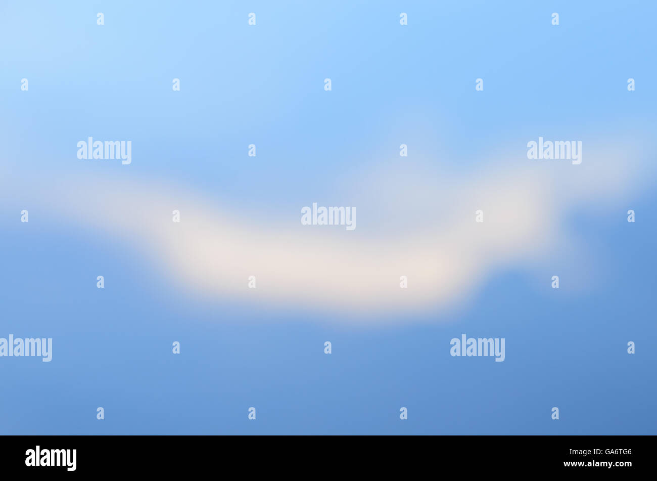 Ciel du matin flou artistique avec nuages bleus Banque D'Images