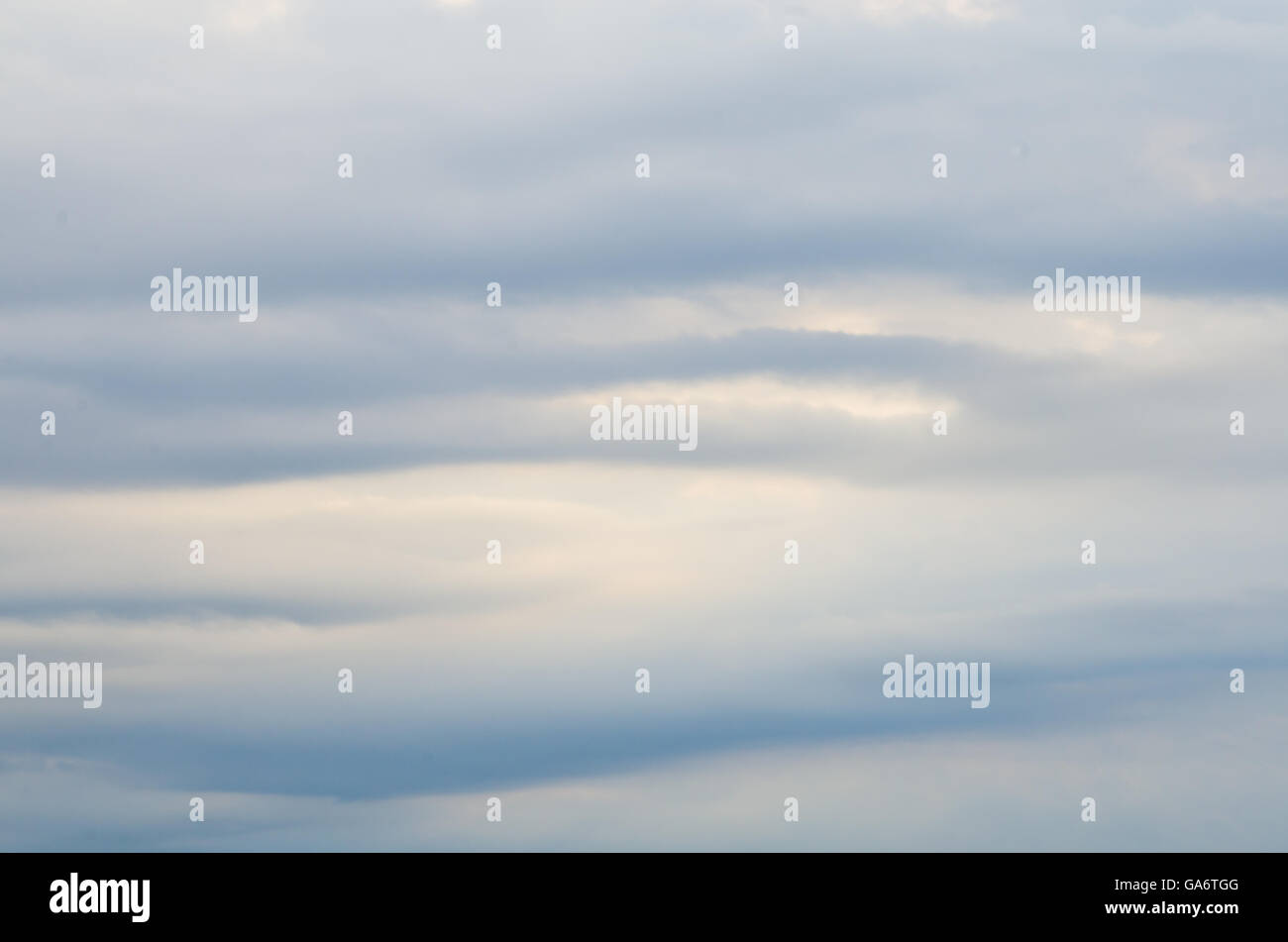 Matin ciel avec nuages bleus Banque D'Images